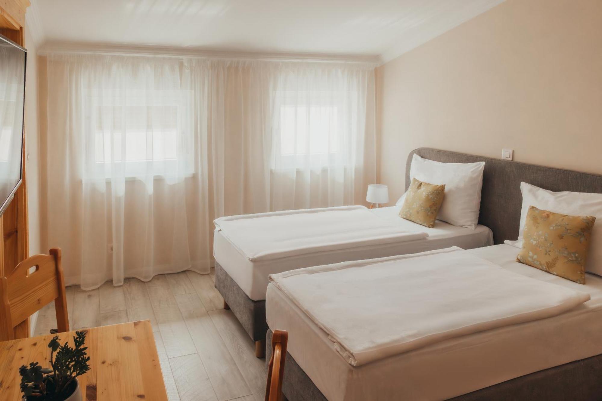 Hotel Kadoor كارلوفاتش المظهر الخارجي الصورة
