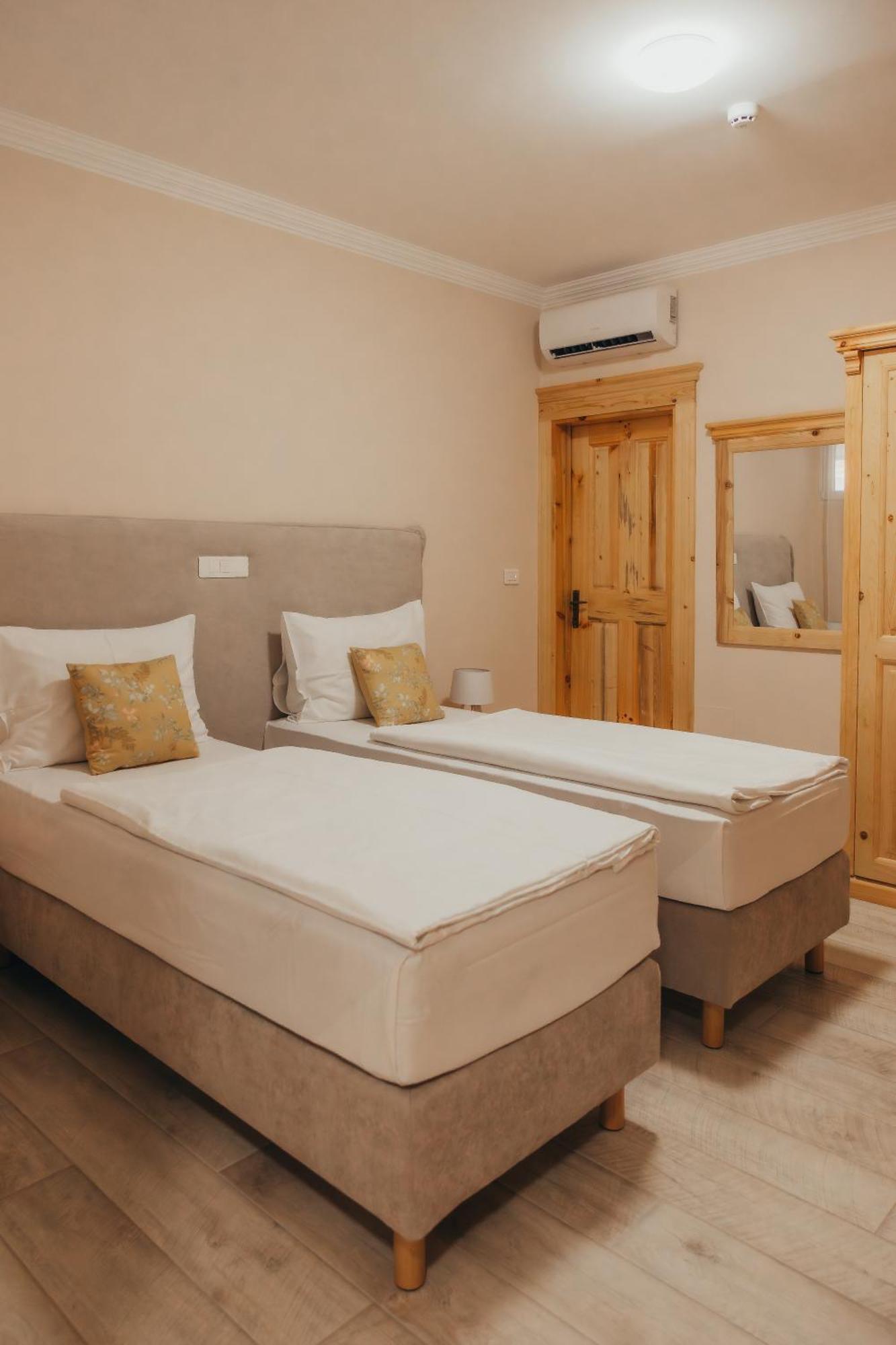 Hotel Kadoor كارلوفاتش المظهر الخارجي الصورة